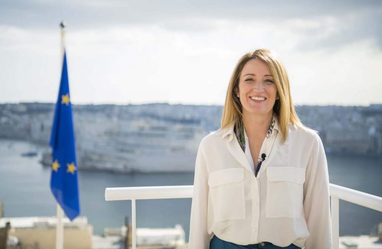 Il Parlamento Europeo si tinge di rosa: chi è Roberta Metsola, la neo Presidente